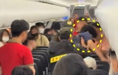 “희롱하다 공안에 끌려가”…공항서 오열하는 ‘태극기 티셔츠’ 남성