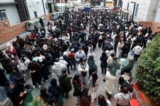 [더 한 장] 케이크 하나 사려 수백 명 줄 서기, 성심당이 만들어낸 진풍경