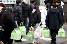 [더 한 장] 케이크 하나 사려 수백 명 줄 서기, 성심당이 만들어낸 진풍경