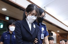 法 “김건희 징역 1년 8개월... 영부인 지위 활용, 영리 추구”