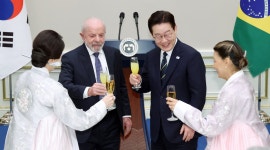 브라질 닭과 한국 맥주... 李·룰라 치맥 “FTA 열자”