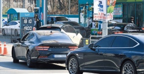석유 최고가격제 눈앞… 정유사·주유소 중 어디를 묶을지가 관건