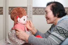 “효돌이 만나고 외로움을 잊었어” 어르신 일상 바꿔준 ‘AI 효자’