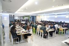 점심값 1만5000원 ‘런치플레이션’에 북적이는 구내 식당... 급식업계 웃는다