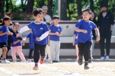 [어떻게 생각하십니까] 교내 상장도, 운동회 우승팀도 없애는 초등학교
