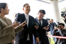 ‘입원 치료’ 김병기 경찰 출석… 약 3주 만의 재소환