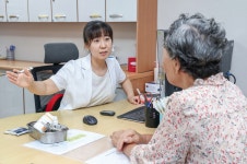 진료·가정방문·행정까지… ‘나홀로’ 보건진료소 1900곳