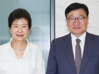 박근혜 국힘 연찬회 참석에 與 “촛불 모욕” 국힘 “국민 통합 목소리 내온 분”