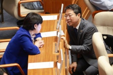 김승원, 서영교에 “송구합니다”... ‘신약 청탁 의혹’ 해명 문자 보내