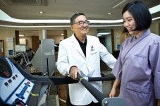 [Health]연세대 세브란스 체크업 신체리모델링센터 르포…디스크·척추측만증 수술하지 마라 자세 교정·운동요법으로 99% 완치