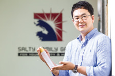 [PEOPLE] 화장품 원스톱 서비스 솔티패밀리그룹 안일한 대표 | 기획~마케팅까지 ‘화장품사업 컨트롤타워’