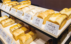 [SMALL BUSINESS] 줄 서서 먹는 ‘식빵전문점’ 하루 100개 팔아 300만원?…과열 우려도