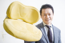 日 잇템 쿠션 `엑스젤` 선보인 오가와 카나메 카지 대표 | 오래 앉아 일하는 사무직, 허리 보호하세요