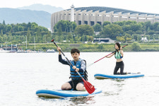 [나 기자의 Activity] 서프×요가 배워보니-강바람 맞으며 균형감각 UP…저절로 힐링