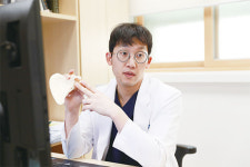 어깨 찌르는 듯한 통증…팔 올리지 마세요