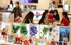 마스크 해제 이후 백화점 화장품 매출 급증…화장품株 일제히 상승세