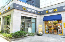 “카드 만들러 편의점 다녀올게요”…이마트24-KB은행, 금융 전문 편의점 오픈