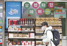 GS25·CU 출점 반 토막, 세븐은 점포수 감소···편의점 성장 한계 왔나