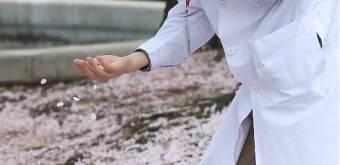 의사 파업 ‘벚꽃 엔딩’? 윤 대통령, 전공의 대표 만난다
