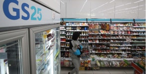 MZ는 발길 줄었는데…5060 편의점 지출 크게 늘어