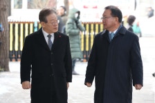 김부겸, 존재감 보인다...민주당 탄핵에 “너무 과해”쓴소리