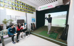 파골의 진화…절반 가격에 더 리얼한 스크린 [시니어는 지금 파크골프 앓이 중]