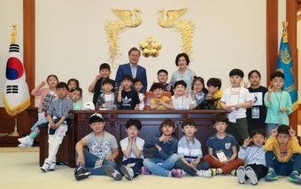 대통령 의자에 앉은 어린이 본 문 대통령 반응