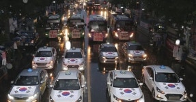 거센 빗줄기 속 열린 5·18 전야제…39년 전 광주 금남로 모습은