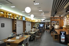 그의 손이 닿으면 은행이 바뀐다…서점ㆍ갤러리로 탈바꿈