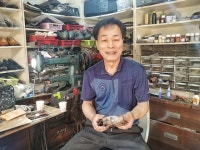 [2019대학별곡] 졸업가운에 운동화 45년 이대 구두방 탄식