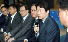 [포토사오정] 민주당 현장 최고위, 중견기업 회장이 큰절한 사연...