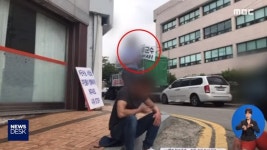 1인 시위자 무차별 폭행당하는데…경찰은 멀뚱멀뚱?