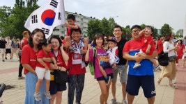 한국사람 우치로 다 모여라...축구팬 1000여 명 집결
