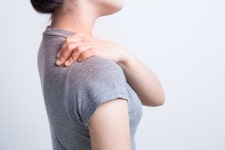 오십견인줄 알았는데…어깨 통증 방치하면 안되는 이유