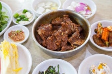 치확행의 도시 □□는  한여름 밤에 굽고 찌고 튀긴다