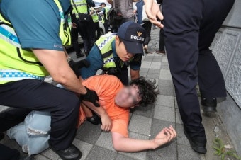 대학생 추정 청년 6명, 부산 일본 영사관 진입…경찰 연행