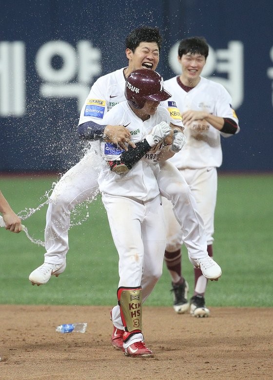 LA 다저스 김혜성, MLB 시범경기 데뷔전에서 첫 안타 확보