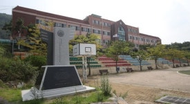 시내서 산으로 웅동중 옮긴 조국 부친…땅장사한다 소문도
