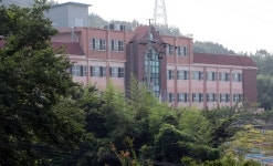 52억 소송에도 웅동학원 이사회 안열어···조국 부친에 배신감