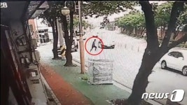 살기 힘들어서…달리는 차에 수차례 뛰어든 불법체류자