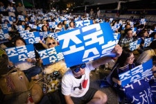 조국 부친 매도 안돼 …전 웅동중 교사 SNS에 옹호 글