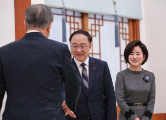 조국 부인이 바꾼 풍경? 靑임명장 수여때 배우자 다 불참