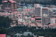 김정은 역점사업 삼지연 건설현장의 명암…겉은 화려한데 속은…