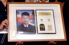 그때는 더 많이 사랑할게 9년 만에 해군상사 꿈 이룬 천안함 용사 어머니의 편지