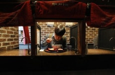 식당서 나홀로 삼겹살은 좀…토요일 밤 혼육하는 사람들