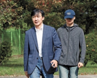 조국, 아들과 서울구치소 방문…수감된 정경심 10분 면회