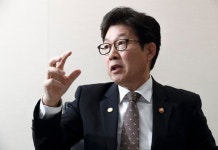 조명래 환경장관 “미세먼지 줄이기 위해 3월 석탄발전소 최대 27기 셧다운”