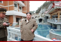 김정은 볼수록 멋있다···양덕온천 현지지도 올해만 네 번째