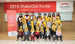 ‘엎드리고, 숨고, 잡아요!’ … 희망브리지, 지진대비 훈련