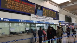 60대 부부, 1시간 20분 기다려야 하는데 그마나 입석 …철도파업 5일째, 75%만 운행